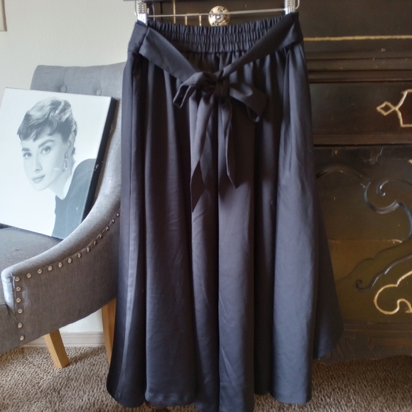 Black Hi-Low Elle Skirt Sz. M (3x$10/$25) - Picture 2 of 3